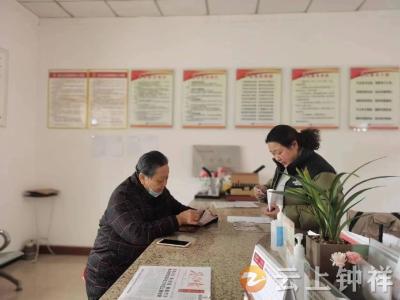 胡集镇放马山社区：网格员暖心服务助力高龄补贴认证