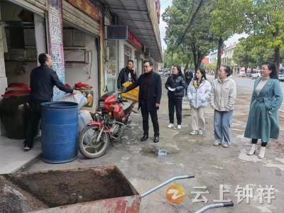 长寿镇小学：街道清理助力优化营商环境