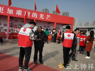 学习雷锋精神 红十字志愿者在行动