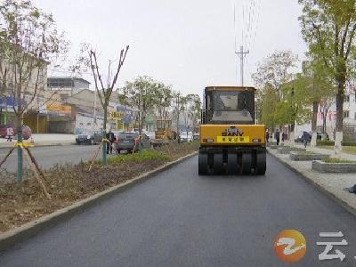 钟祥城区阳春大街南段非机动车道刷黑工程完工