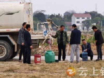 社区停水居民忧 格格送水暖人心