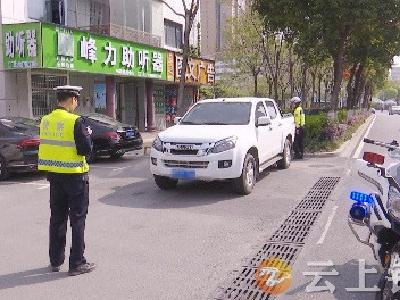 车辆乱停乱放 交警严查严处