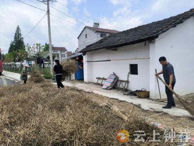 钟祥市柴湖镇四新村网格员助农抢收