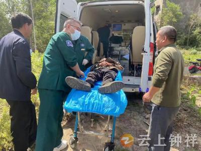 石牌镇刘埂村：老人骑车摔倒 格格及时救助