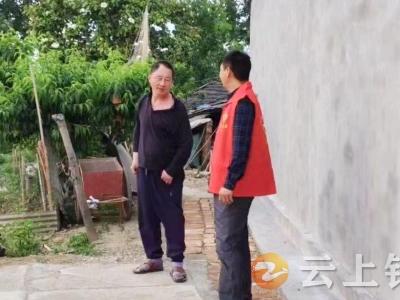 油菜抢收急 村干部助力暖人心