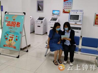 钟祥市行政审批局开展诚信宣传进大厅活动