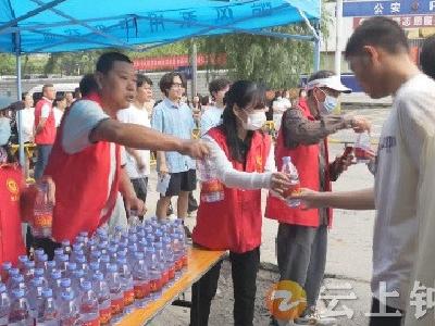 莘莘学子逐梦“出征” 志愿服务暖心护航