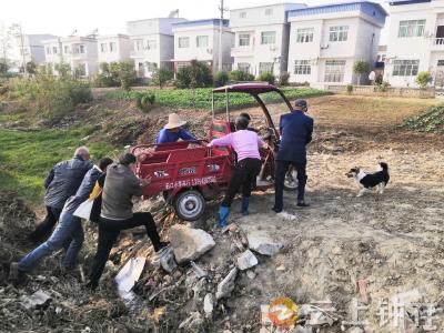 旧口镇：三轮车坠深沟 “格格”倾情施援手