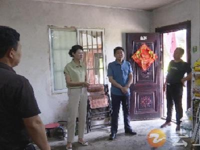 李洁走访慰问百岁老人和农村低保对象