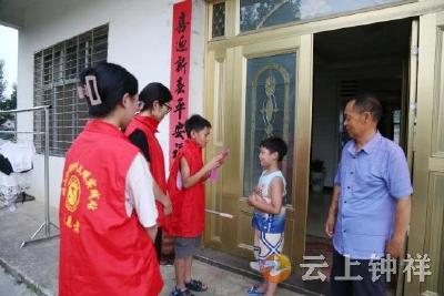 大手牵小手 平安送上门——胡集镇湖山村开展“双防双扫”宣传活动