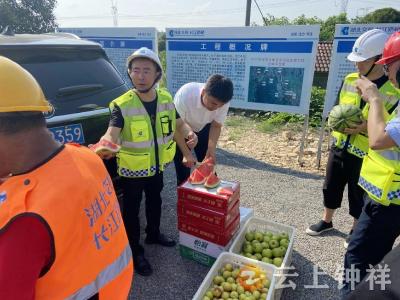 磷矿镇：夏日送清凉 关爱一线施工工人