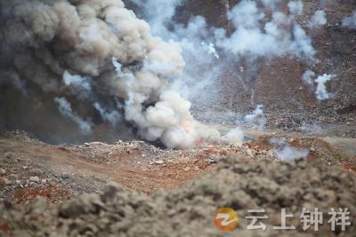 钟祥警方集中销毁900件非法烟花爆竹  