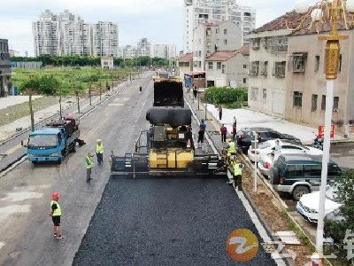 通车在望  钟祥城区楚贤路承天大道至石城大道段刷黑工程完工