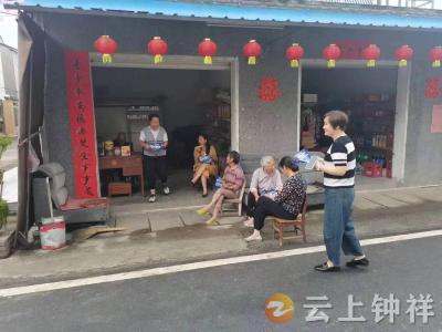 皇庄街道董家巷社区 网格员开展入户防电信诈骗宣传