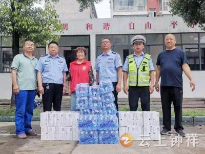 钟祥志愿者炎炎夏日慰问一线执勤民警