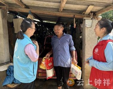 洋梓镇：酷暑送清凉 让老人平安度夏