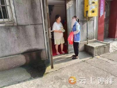 “蓝”马甲“战”酷暑 进门入户关爱空巢老人