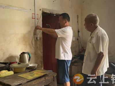 线路故障困扰老人 网格员及时来帮忙