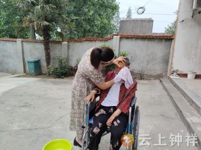 “最美儿媳”郑明秀： 无怨无悔照顾瘫痪老人