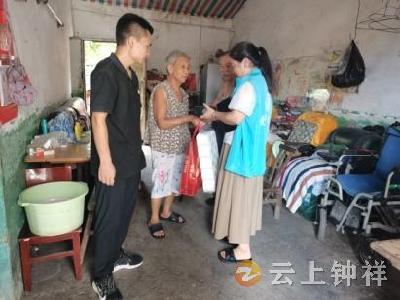 磷矿镇开展“真情关爱暖人心·送清凉”慰问活动