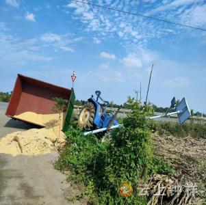 网格员村民齐助力 侧翻旋耕机成功上路