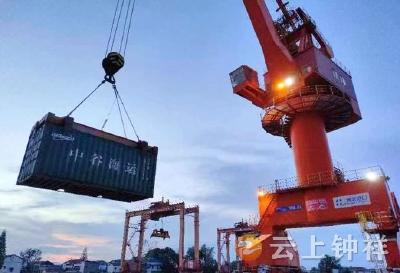 钟祥石牌港迎来2023年首次集装箱卸船作业