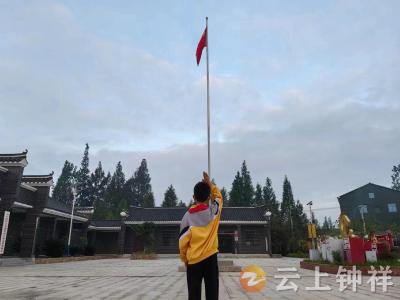 柴湖镇小学开展“向国旗敬礼 为祖国祝福”主题活动