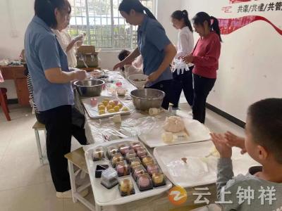 钟祥市保障房安居花园小区组织居民开展手工做月饼活动