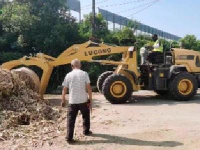 我为群众办实事 疏导交通保安全