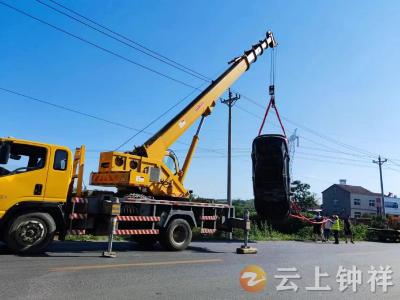 轿车失控翻车 网格员及时救援暖人心
