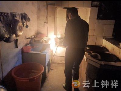 液化气罐漏气起火 民警冒险成功处置