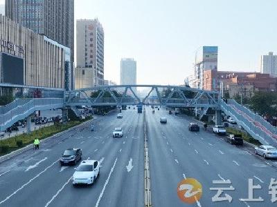 钟祥市王府大道人行天桥建成投入使用