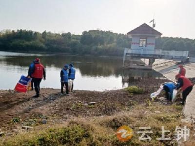 助力河长制 争做“河小青”