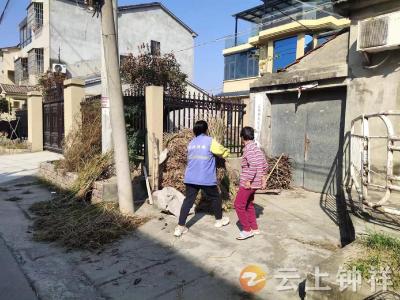 心系高龄独居老人 网格员入户送温暖