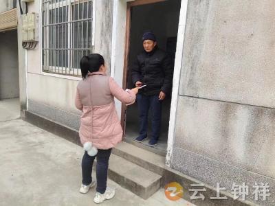 皇庄街道董家巷社区：扫黑除恶 网格员入户宣传“不留死角”