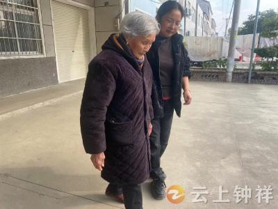 独居老人生病就医 网格员全程暖心陪护