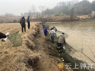 东桥镇永隆村：“格格”变“渔民” 情暖老人心