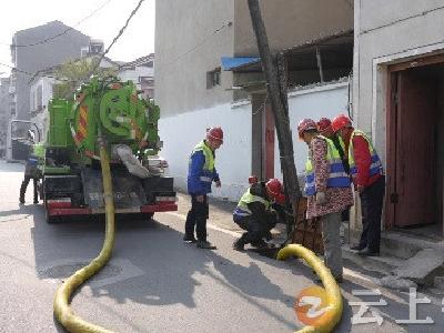 钟祥：疏通背街小巷排污管道 营造居民舒心过节环境