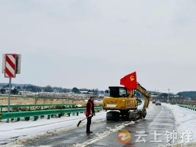 东桥镇：人机协同除积雪 全力以赴保畅通
