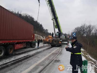 钟祥：全力以赴保畅通 扫雪除冰进行时