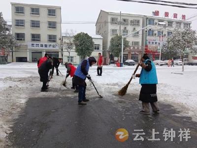 九里回族乡社工站：扫雪除冰 万众一心