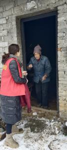 林坪村新时代文明实践站志愿者为独居老人雪中送“饭”