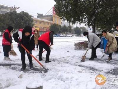 皇庄街道人武部开展扫雪除冰保安全活动