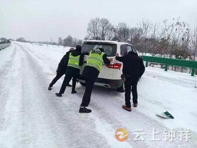 钟祥市交通运输综合执法大队以“雪”为令 应急道路保畅通