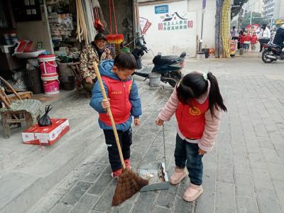 新堤幼儿园小小“雷锋”在行动