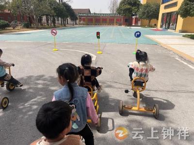 伍庙中心幼儿园：沉浸式体验 提升萌娃交通安全知识