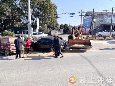 稻谷散满地 众人伸援手