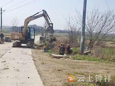 东桥镇清明村网格员助力沟渠硬化保灌溉