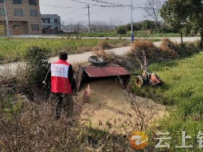 拖拉机侧翻小麦地 “格格”及时救援获称赞