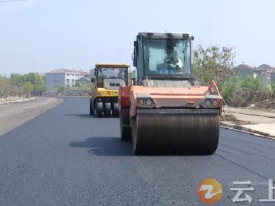 钟祥市沿江大道一期工程第一标段开始沥青摊铺